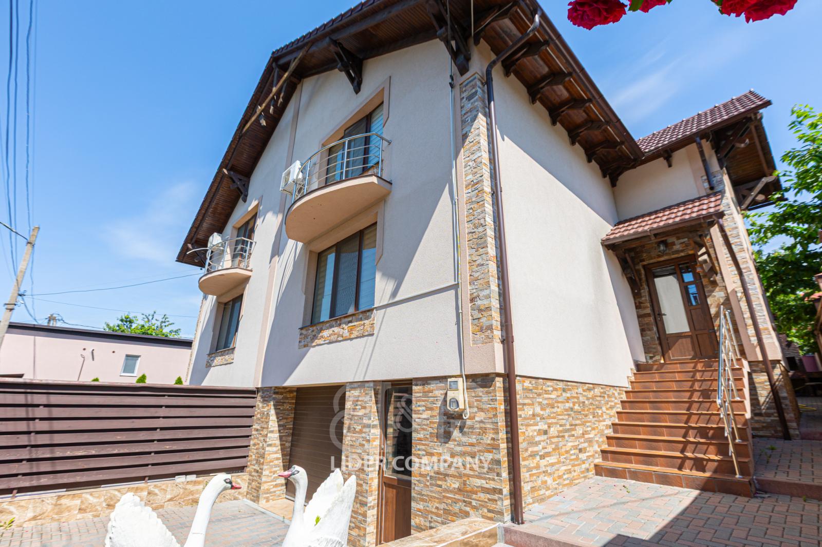 Spre vânzare duplex spațios cu 3 nivele în Stăuceni